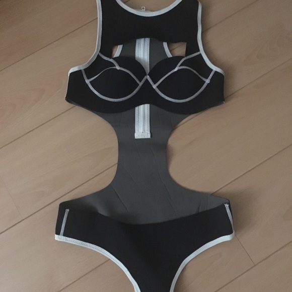 NLP cut out swimsuit - Picture 3 of 5
